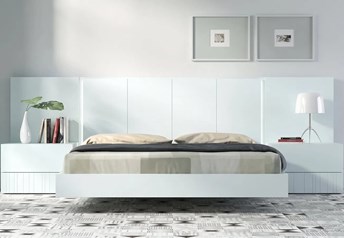 Guardia IRIS floating bed in Hielo matt lacquer, shown with matching wall panel extensions and bedside tables.